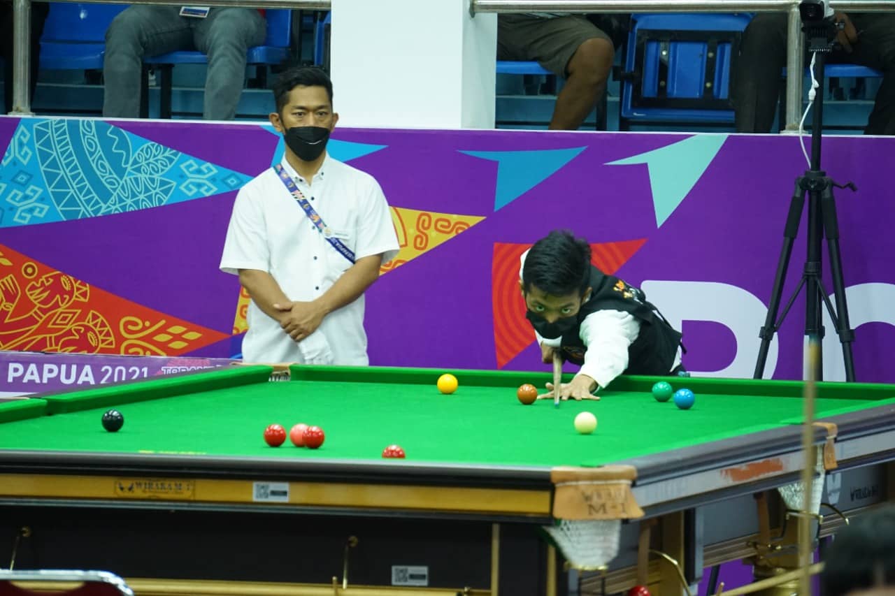 Pebiliar muda asal Papua, M. Faizal Zainuri lolos ke babak final nomor Six Reds Snooker usai mengalahkan pebiliar asal Bali Oei Kiem Han di GOR Biliar, Kabupaten Mimika, Papua, Rabu (13/10/2021). FOTO: HUMAS PPM/SPEDY PAERENG
