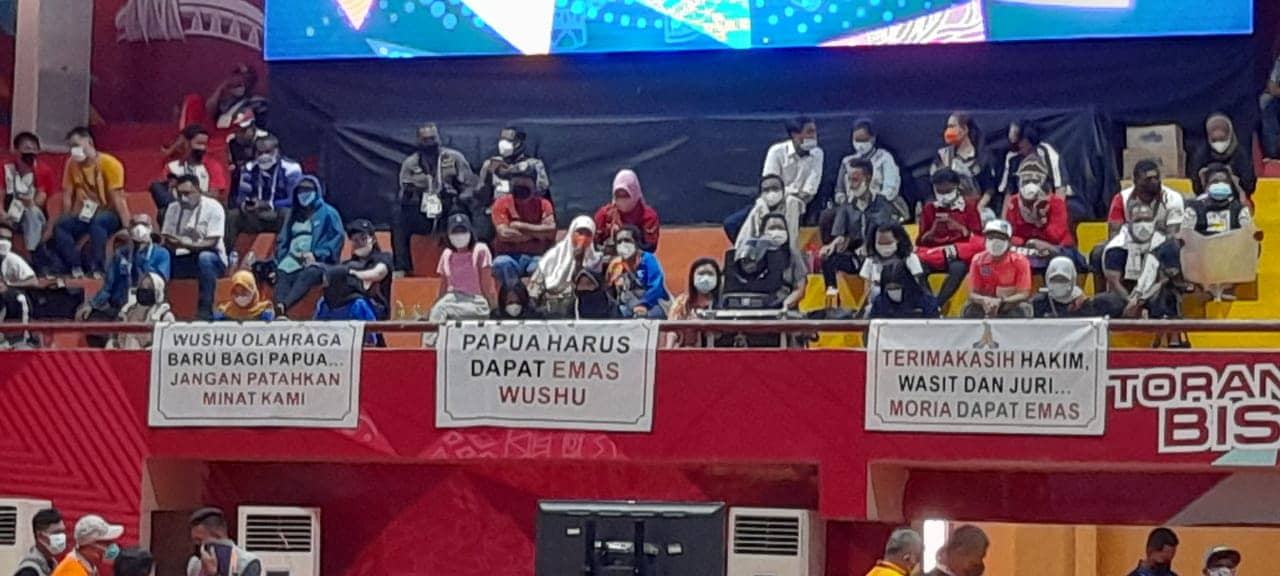 Dukungan suporter Tuan Rumah untuk Moria Munalo