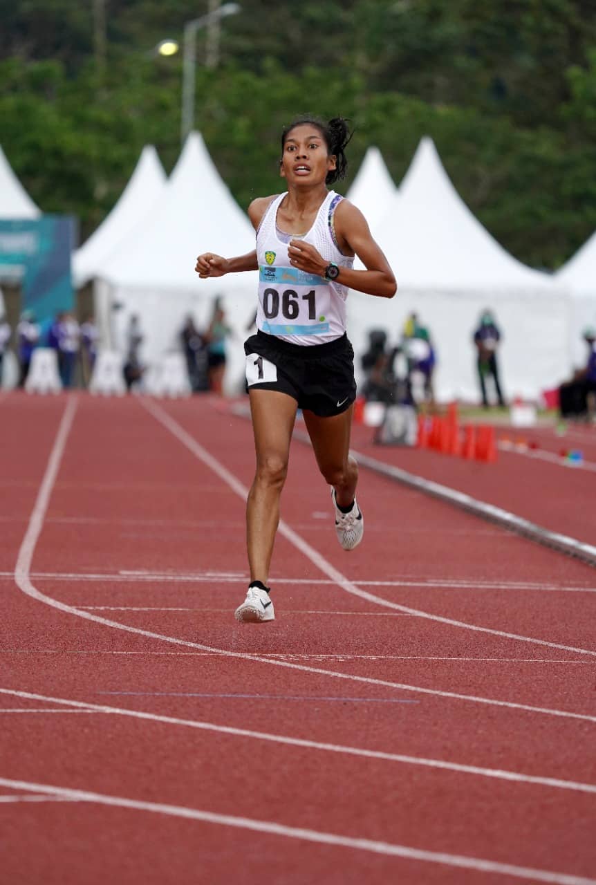 Atlet DKI Jakarta, Odekta Elvina Naibaho berhasil finis terdepan dan menyabet medali emas pada nomor 5000 meter putri dengan catatan waktu 16:57.58 pada ajang PON XX di arena atletik Mimika Sport Complex, Selasa (5-10-2021). Humas PPM/Fernando Rahawarin
