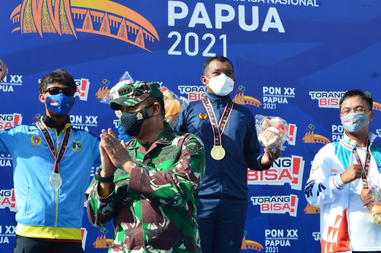 KASAU Marsekal TNI Fadjar Prasetyo memberi salam kepada penonton usai mengalungkan medali kepada atlet Cabor Aeromodeling Nomor Pertandingan OHLG Putra di Venue Aeromodeling SP 5, Timika, Mimika, Kamis (7/10/2021). (Foto: Lukas Tandilimbong/Humas PPM)