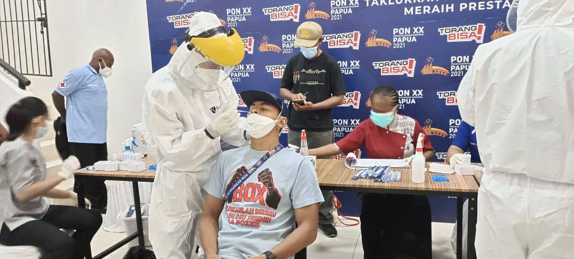 SWAB : Atlet saat dilakukan tes swab rapid antigen di Venue Eme Neme Yauware pada Kamis (7/10). Foto : HumasPPM/Hasan Sainus)