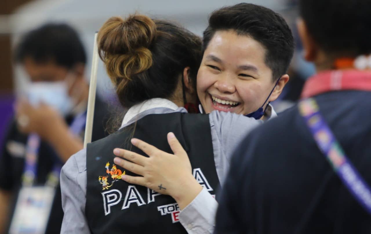 Silviana memeluk rivalnya Annita usai final yang dimenangkannya di nomor 10 Ball Single Putri, berlangsung di Venue Billiar Mimika, Rabu (6/10/2021)./ Foto: Humas PPM PB PON XX / SEVIANTO PAKIDING