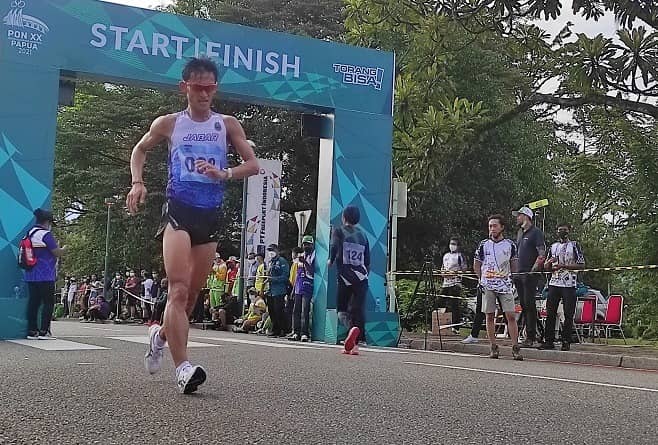 Hendro atlet Jawa Barat saat mengikuti lomba Jalan cepat pada Cabor Atletik PON XX Papua yang berlangsung di Jalan Raya Kuala Kencana, Sabtu (9/10/2021). (Foto Humas PPM/Mujiono)