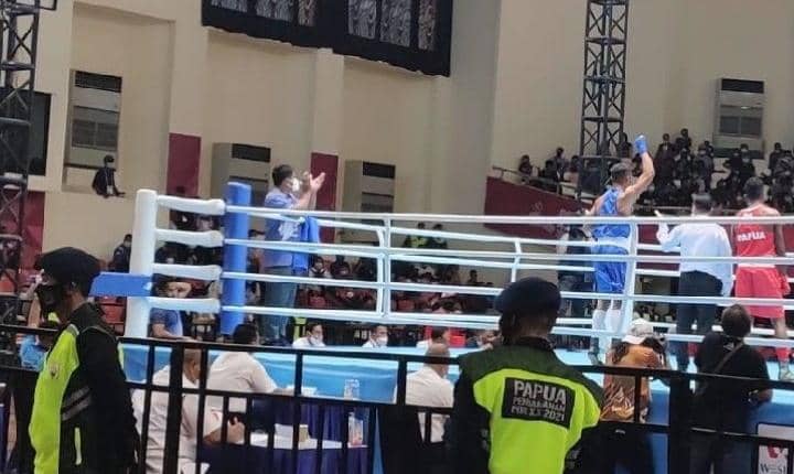 Aparat keamanan nampak bersiaga mengamankan pertandingan cabor tinju PON XX