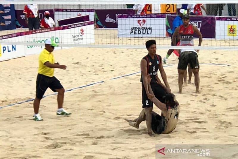 Pemain voli pasir Jatim-1 usai memenangkan pertandimgan lawan DIY-1 babak semifinal PON XX Papua di GOR Koya Koso, Kota Jayapura, Sabtu (9/10/2021).