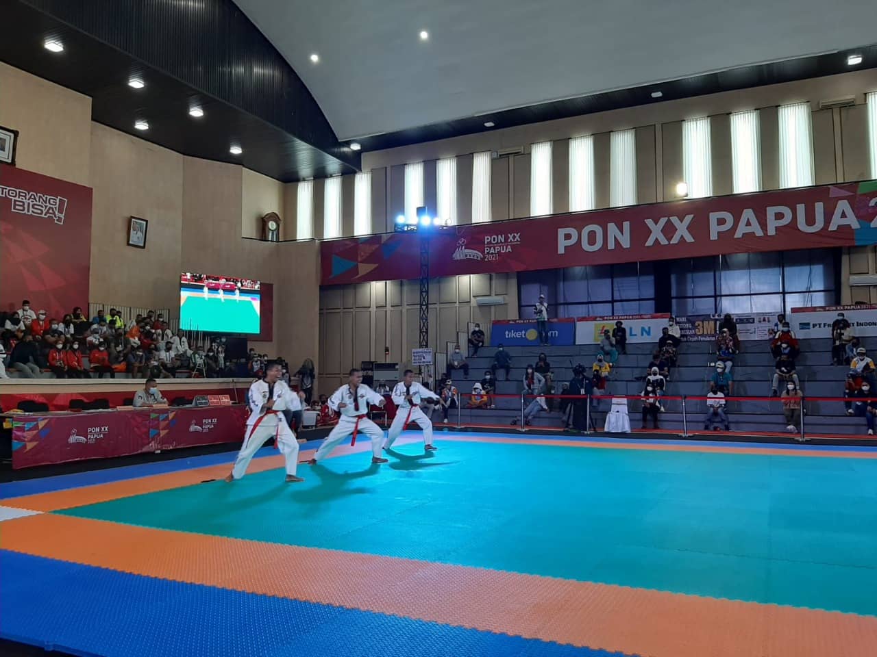 Caption Foto : TAMPIL - Atlet Jabar saat tampil dalam pertandingan seni gerak di Venue Eme Neme Yauware, minggu (10/10). Foto : Frina Hutapea