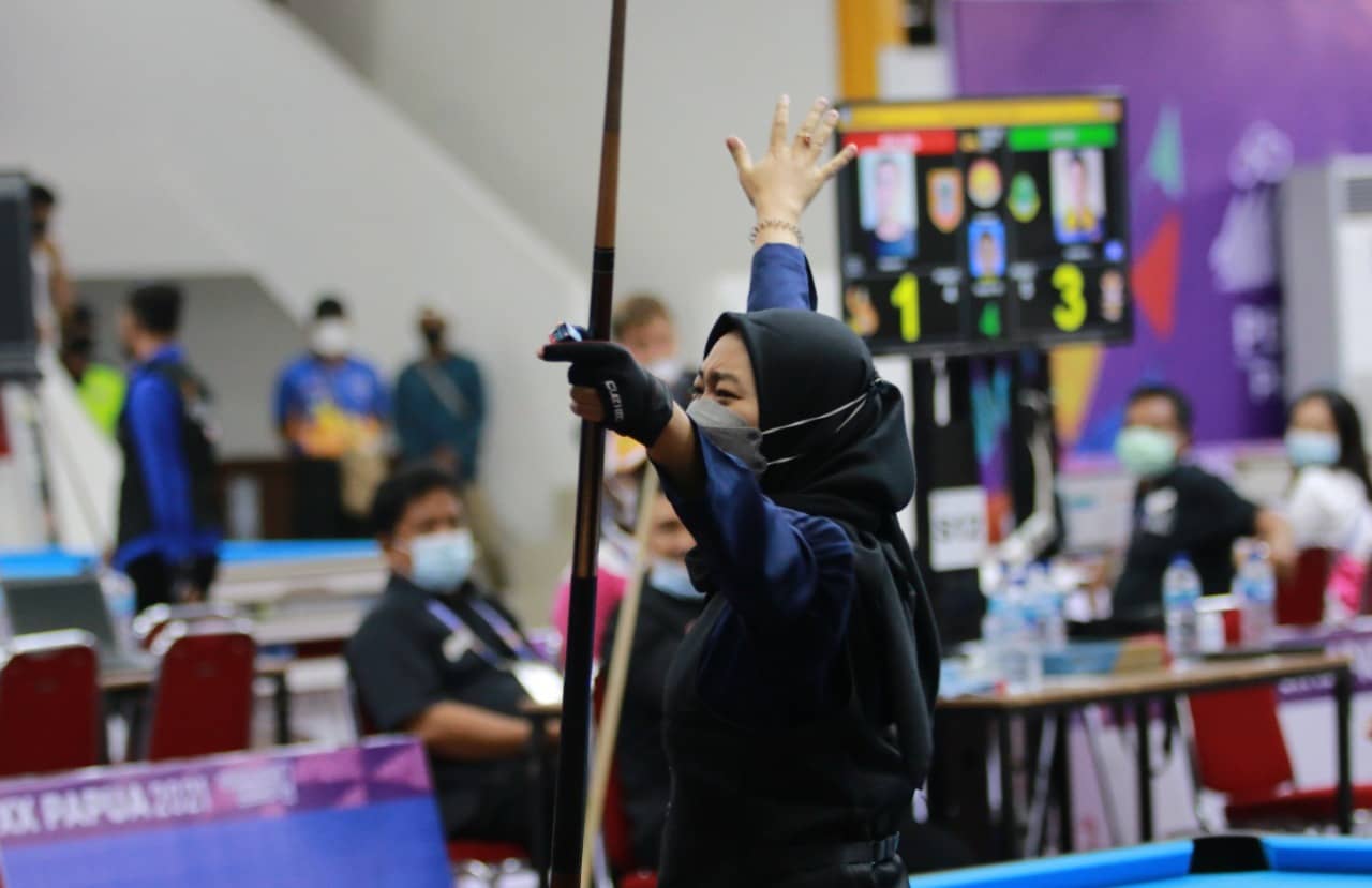 Pebiliar Jawa Timur Emilia Putri Rahmanda usai mengalahkan pebiliar andalan Papua Silviana di quarter final Cabor Biliar nomor 9 Ball Single putri, berlangsung di Venue Billiar Mimika, Senin (11/10/2021)./Foto: Humas PPM PB PON XX / SEVIANTO PAKIDING