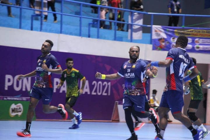 Tim Handball Putra Papua, harus menelan pahit, lantaran gagal melenggang ke babak semifinasl, setelah dua kali dikalahkan pada babak penyisihan. Tampak ferforman tim Papua saat bertanding melawan Kaltim, di Lapangan Futsal SP 2, Senin (11/10)./FOTO: Humas PPM/MAYERO C. SARIOA