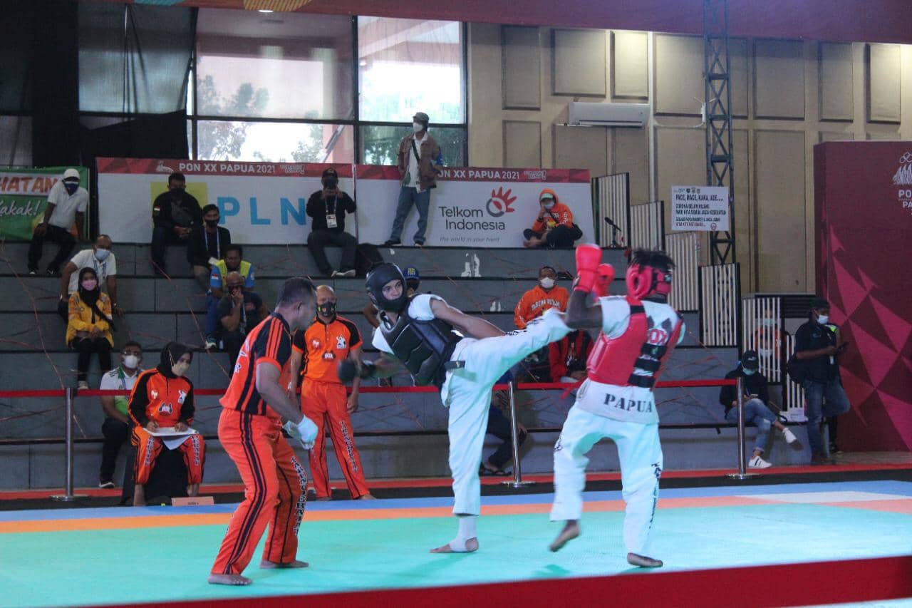 Elim Tabuni dari Papua vs Rio Muhammad dari Jawa Barat. Foto : Ronald Renwarin