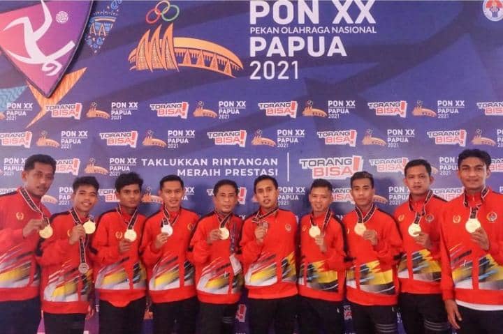 Tim sepak takraw quadrant putra Sulawesi Selatan berfoto bersama usai mengikuti UPP Sepak Takraw PON Papua di GOR Trikora Universitas Cenderawasih, Jayapura, Papua, Sabtu (9/10/2021). 
