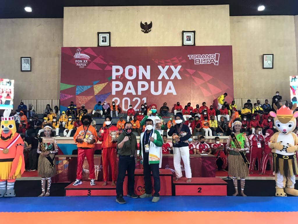 Penyerahan Medali kepada para pemenang PON XX Papua Cabor Tarung Derajat di Venue Eme Neme Yauware, Selasa (12/10)/Foto : Hasan Sainus