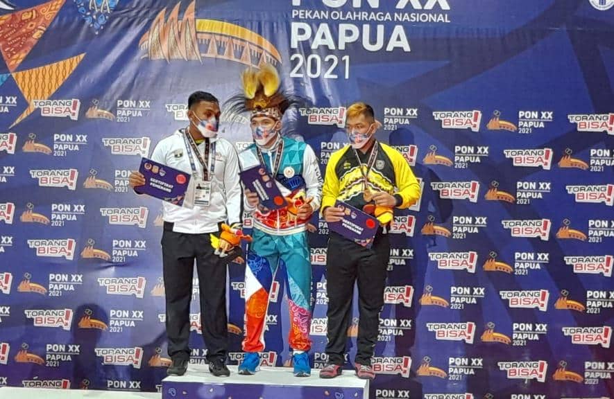 Pegulat putra peraih emas, Reyna Fadli (tengah) didampingi pegulat Sumbar, Husnul Amri (kiri) dan pegulat Kalsel, M Fazrin Abdulah. (Foto:Hendrik).
