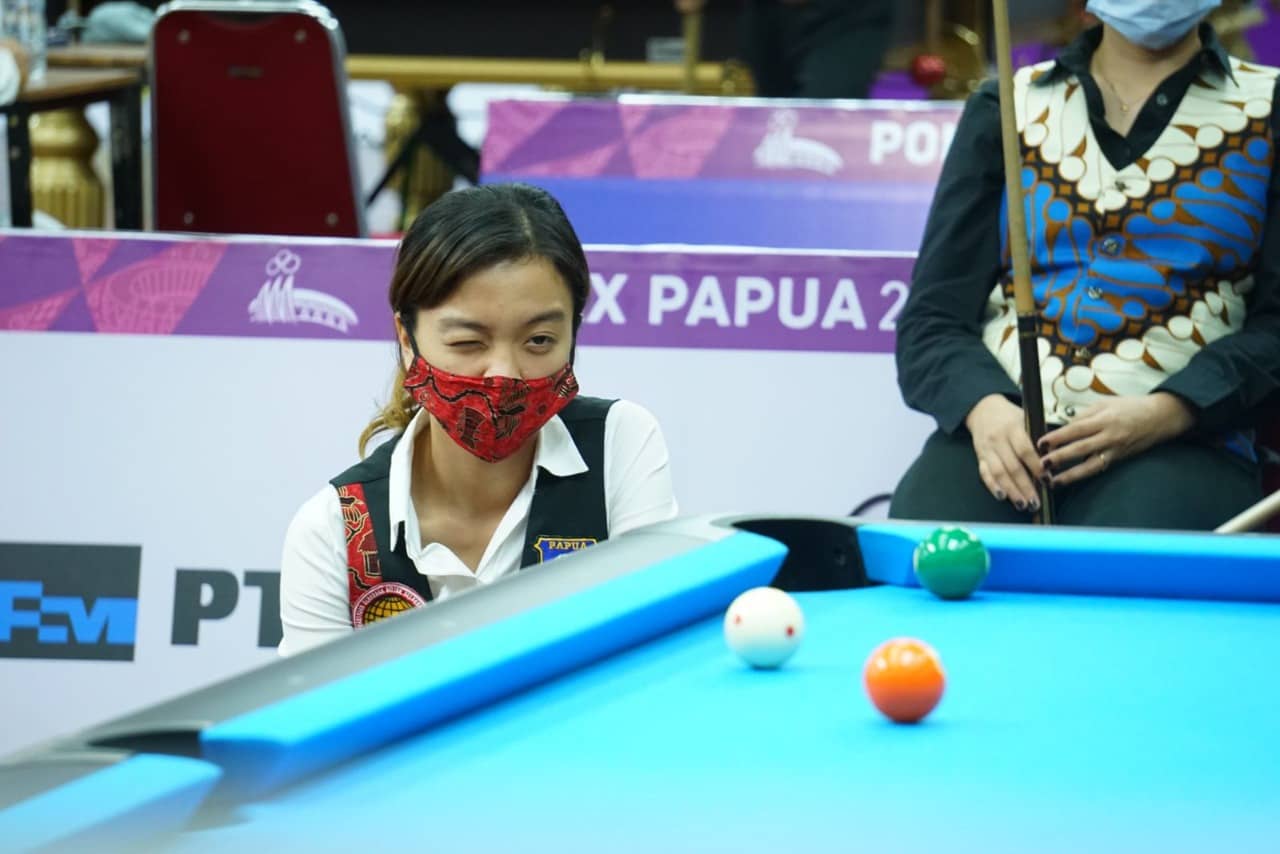 Silviana Lu, pebiliar andalan Papua bersama pasangannya Fatih Setia Utami berhasil melaju ke Final nomor 9 Ball Double Putri PON XX Papua usai mengalahkan pebiliar andalan Jawa Tengah, Angeline/Vinda di GOR Biliar, Jalan Poros SP5, Kabupaten Mimika, Papua, Rabu (13/10/2021). FOTO: HUMAS PPM/SPEDY PAERENG