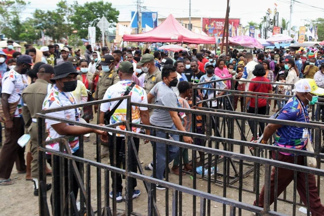 Aparat keamanan berjaga di gerbang masuk kegiatan Gebyar Penutupan PON XX Papua di Lapangan Timika Indah, Mimika, Papua, Jumat (15/10/2021). Foto: Saldi Hermanto/Humas PPM