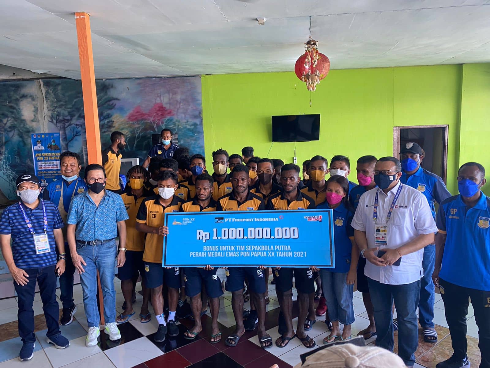 Bonus Rp 1 miliar dari Freeport untuk tim sepakbola Papua usai meraih medali emas pada PON XX Papua.