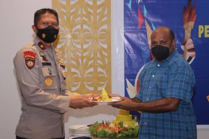 Kapolda Papua Irjen Pol Mathius Fakhiri menyerahkan tumpeng saat syukuran suksesnya pengamanan PON XX kepada Kaops Deraku Cartenz Brigjen Pol Suhendri.