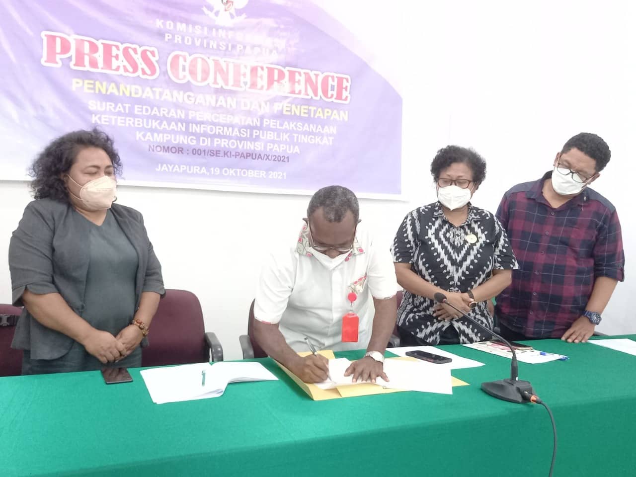 Penandatanganan dan Penetapan Surat Edaran Percepatan Pelaksanaan Keterbukaan Informasi Publik Tingkat Kampung.