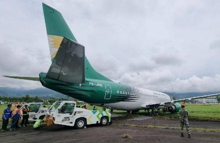 Pesawat cargo Jayawijaya Dirgantara alami insiden saat mendarat di bandara Sentani, Kabupaten Jayapura, Jumat (22/10). 