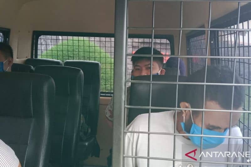 Eksekusi dan pemindahan empat narapidana Lapas Kelas IIB Manokwari ke Lapas Kelas I Makassar, Sulawesi Selatan dikawal ketat petugas di Bandara Rendani Manokwari, Jumat (22/10/2021).