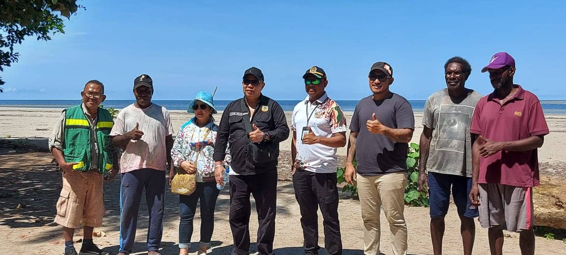 Rombongan anggota DPRD Mimika foto bersama warga di Pantai Kekwa