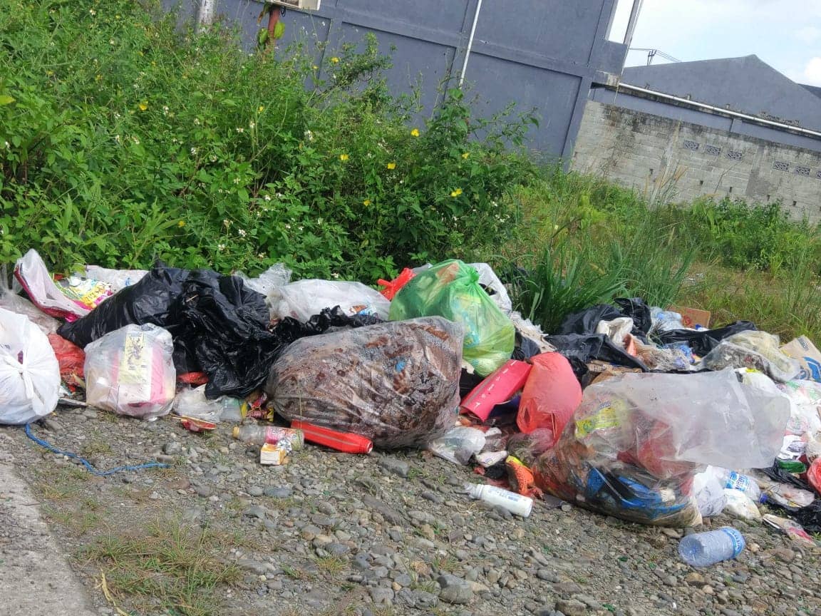 Sampah terus menumpuk pada Sabtu siang.