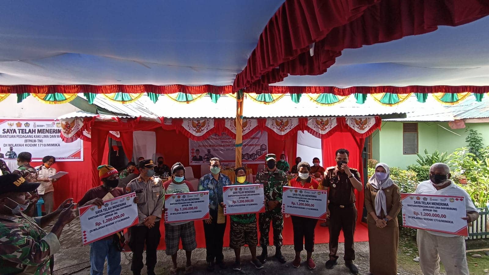 Pedagang yang menerima bantuan.