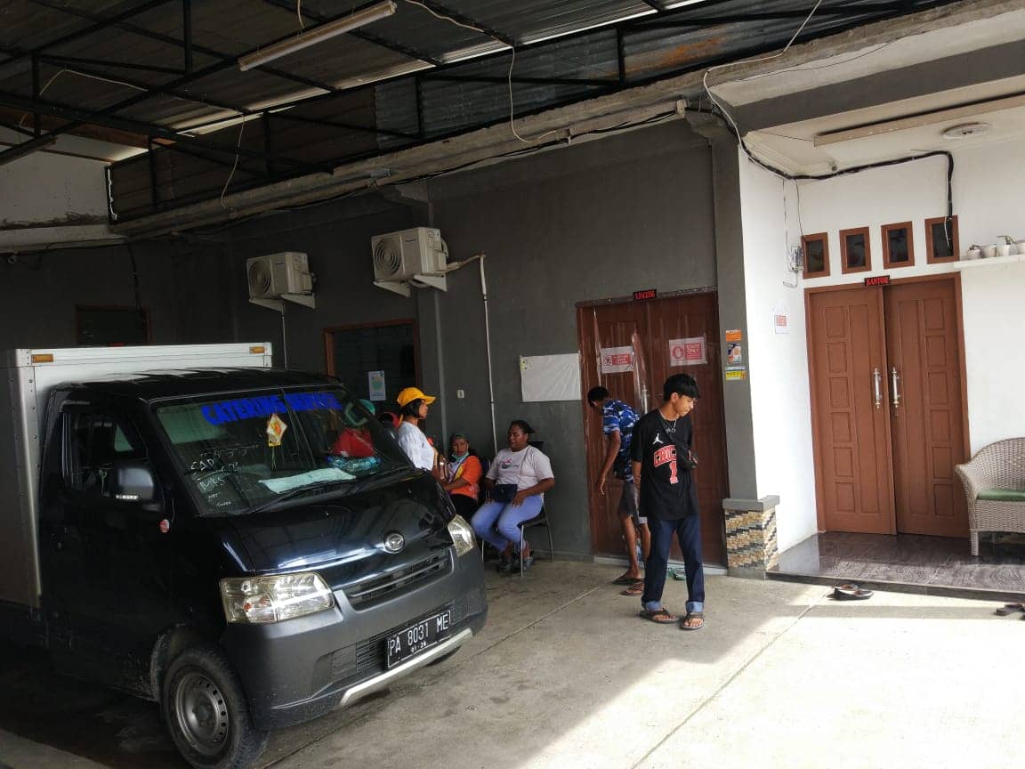 Para relawan mendatangi CV Blessing Indah Papua.