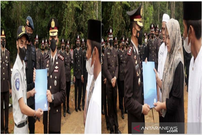 Jasa Raharja menyerahkan santunan untuk ahli waris dari anggota Brimob Polda Kalsel yang tewas di Papua.