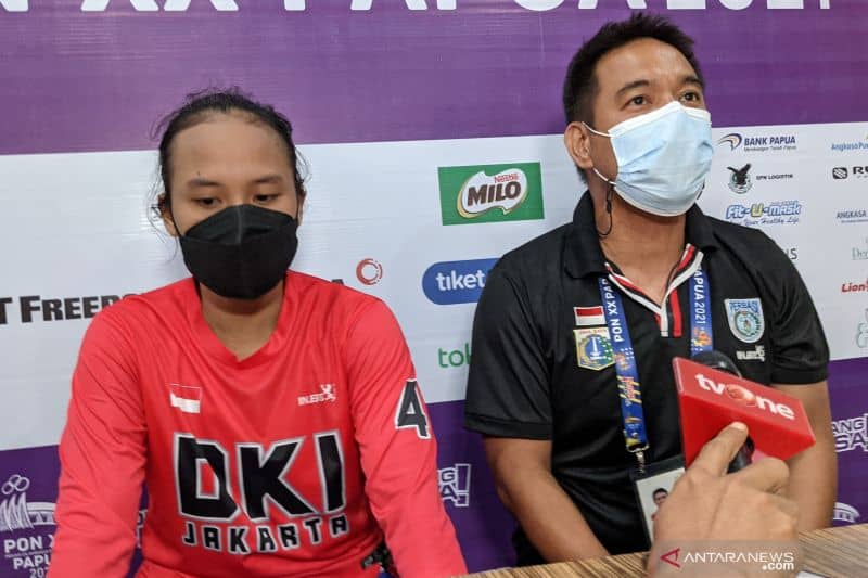 Asisten pelatih tim bola basket putri DKI Jakarta Benny Nikolo (kanan) dan pemainnya Tiara Denaya (kiri) memberikan keterangan kepada media setelah berhadapan dengan Jawa Timur pada babak semifinal PON XX Papua di Mimika Sport Complex, Mimika, Kamis (7/10/2021)