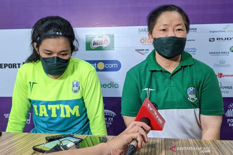 Pelatih tim bola basket putri Jawa Timur Lena (kanan) dan pemainnya Christine Tjundawan memberikan keterangan kepada media setelah berhadapan dengan DKI Jakarta pada babak semifinal PON XX Papua di Mimika Sport Complex, Mimika, Kamis (7/10/2021)
