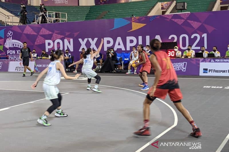 Dokumentasi tim bola basket 3x3 putri Papua berhadapan dengan Kalimantan Barat (seragam putih) pada laga Grup A PON XX Papua di Mimika Sport Complex, Mimika, Selasa (12/10/2021).