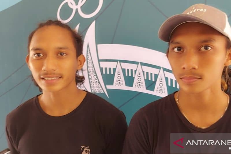 raih medali perak panjat tebing nomor 'combined' dari Papua Raviandi Ramadhan (kanan) dan sang kakak yang juga peraih medali emas panjat tebing nomor lead perorangan putra Ravianto Ramadhan (kiri) saat ditemui sebelum upacara penutupan kejuaraan Pekan Olahraga Nasional (PON) XX Papua di Mimika (8/10/2021)