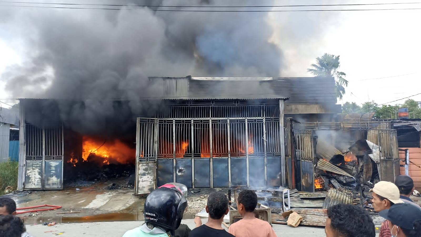 Warga sedang membantu proses pemadaman