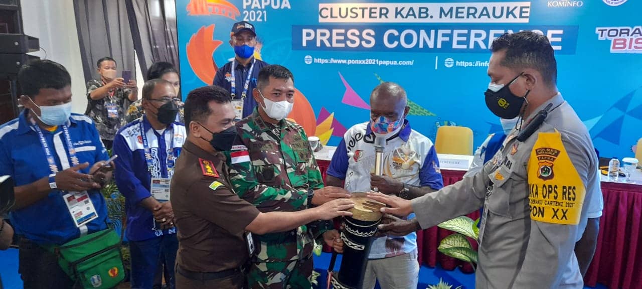 Bupati Merauke bersama Fokopimda menabuh Tifa pada Peresmian Media Center Kominfo