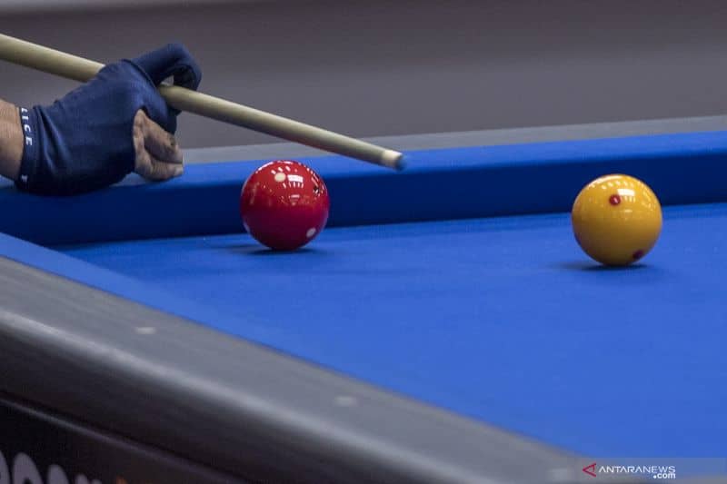 Atlet biliar Papua James Lengkang membidik untuk memasukkan bola saat bertanding babak final kategori One Cushion Single PON Papua di Gor Biliar SP 5, Kabupaten Mimika, Papua, Selasa (5/10/2021)