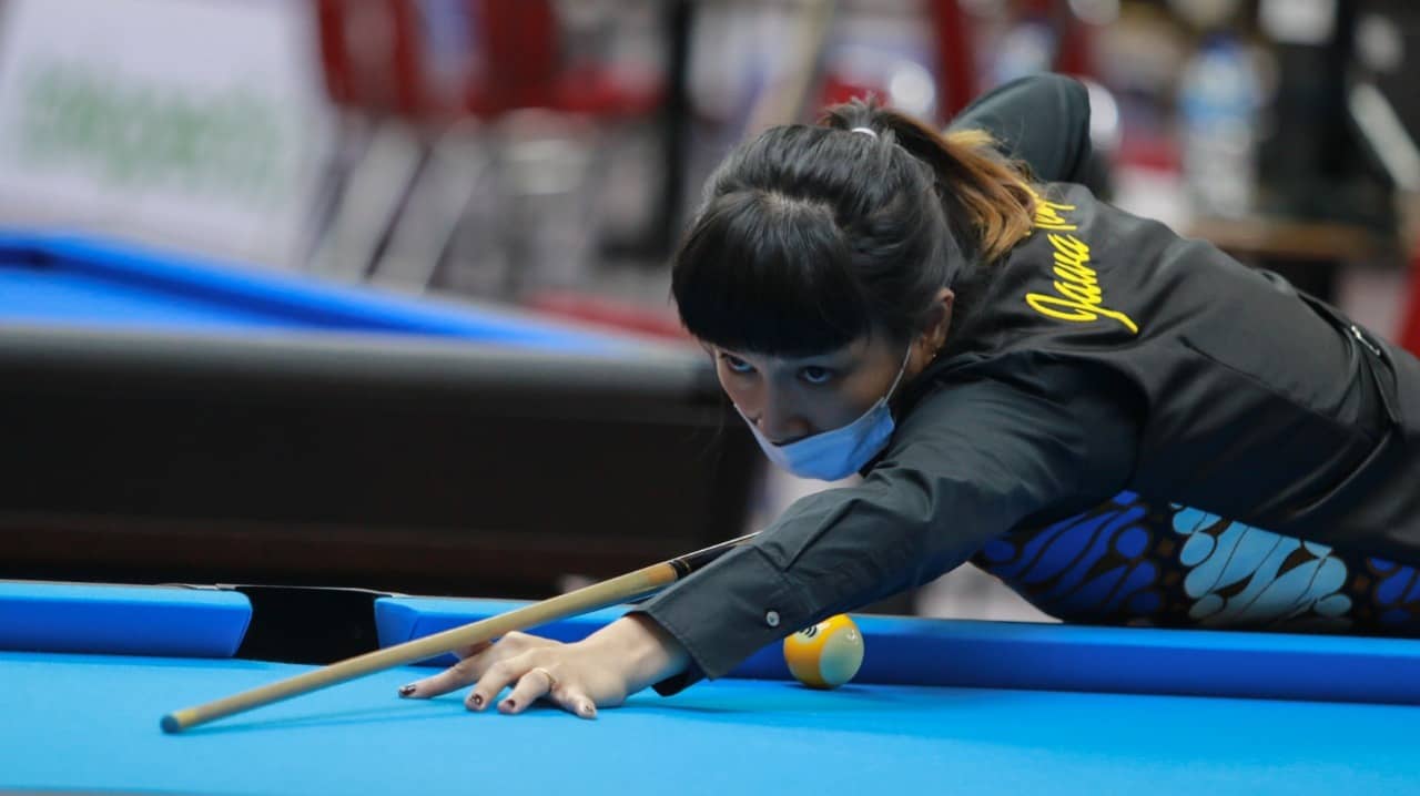 KETERANGAN FOTO : Pebiliar Jawa Tengah Angelina Magdalena Ticoalu menjuarai Biliar Nomor 9 Ball Single Putri usai mengalahkan pebiliar Jawa Timur Annabela Putri Yohana pada partai final yang berlangsung di Venue Billiar Mimika, Papua, Selasa (12/10/2021). / Foto: Humas PPM PB PON / SEVIANTO PAKIDING