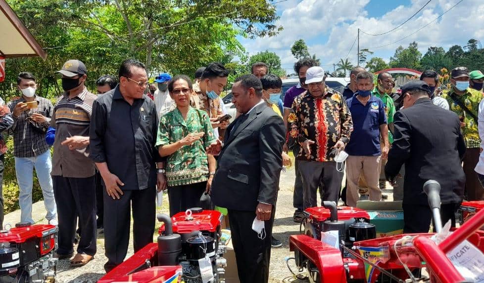 H. Sulaeman L. Hamzah bersama melakukan Bupati Hengki Yaluwo pengecekan alsintan sebelum diserahkan ke kelompok tani di Boven Digoel. (Foto: Hendrik)