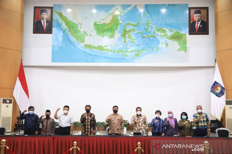 Tim Seleksi Calon Anggota KPU dan Bawaslu Masa Jabatan 2022-2027 mengumumkan hasil seleksi tahap pertama penelitian administrasi di Jakarta, Rabu (17/11/2021)