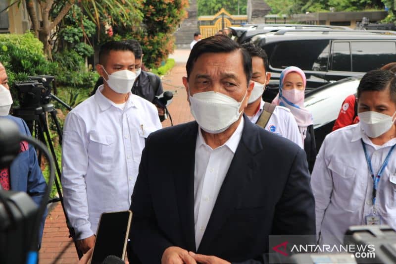 Menteri Koordinator Bidang Kemaritiman dan Investasi (Menko Marves) Luhut Binsar Pandjaitan memberikan keterangan kepada wartawan usai memenuhi undangan mediasi dengan Haris Azhar dan Fatia Maulidiyanti di Polda Metro Jaya, Senin (15/11/2021).