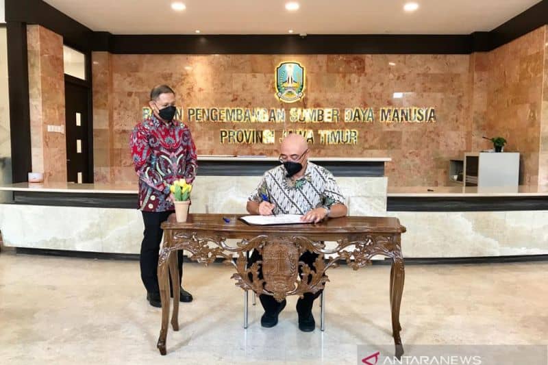 Kepala BKN Bima Haria Wibisana (kanan) didampingi Kepala BPSDM Jatim Aries Agung Paewai di sela kunjungannya ke Gedung BPSDM Jatim di Surabaya, Sabtu (27/11/2021).