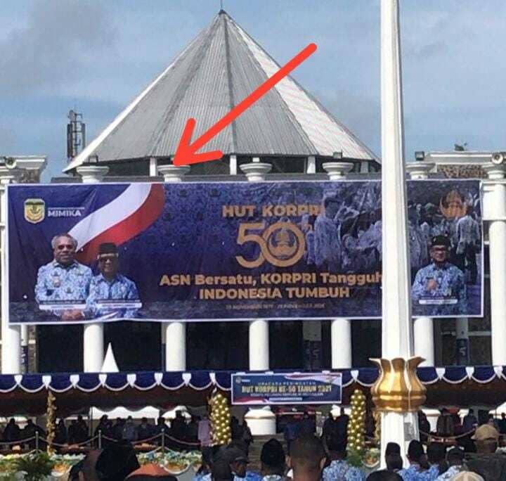 Tampak gambar baliho bendera terbalik.