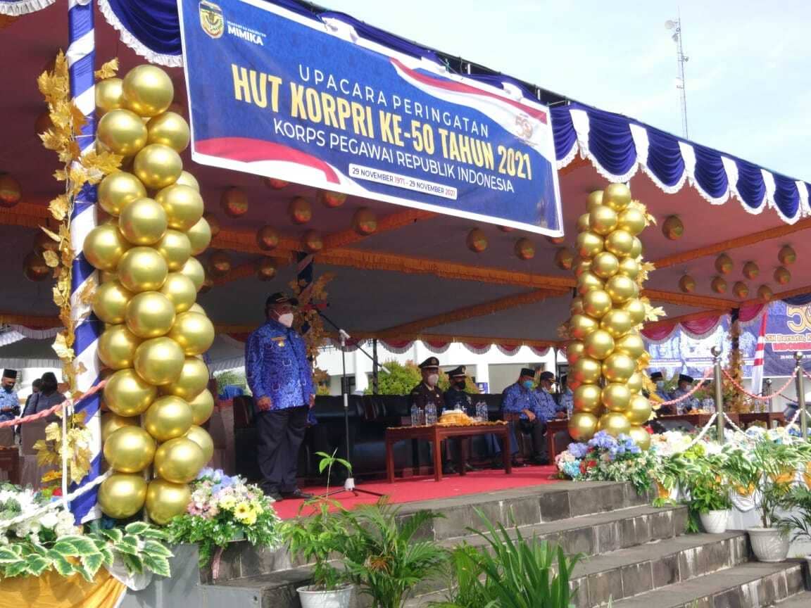 Bupati Mimika Eltinus Omaleng saat bertindak selaku inspektur upacara.