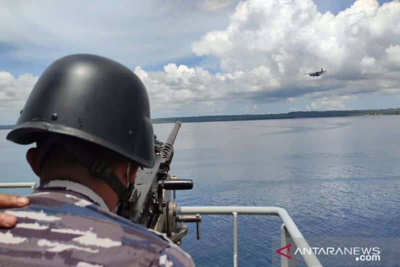 Kapal Perang Republik Indonesia atau KRI Tarakan-905 dari Satuan Kapal Bantu Komando Armada III dan pesawat udara patroli maritim TNI Angkatan Laut U-6212 melaksanakan latihan kesiapan dan kesiagaan personel alustista perairan Laut Aru, Arafuru.