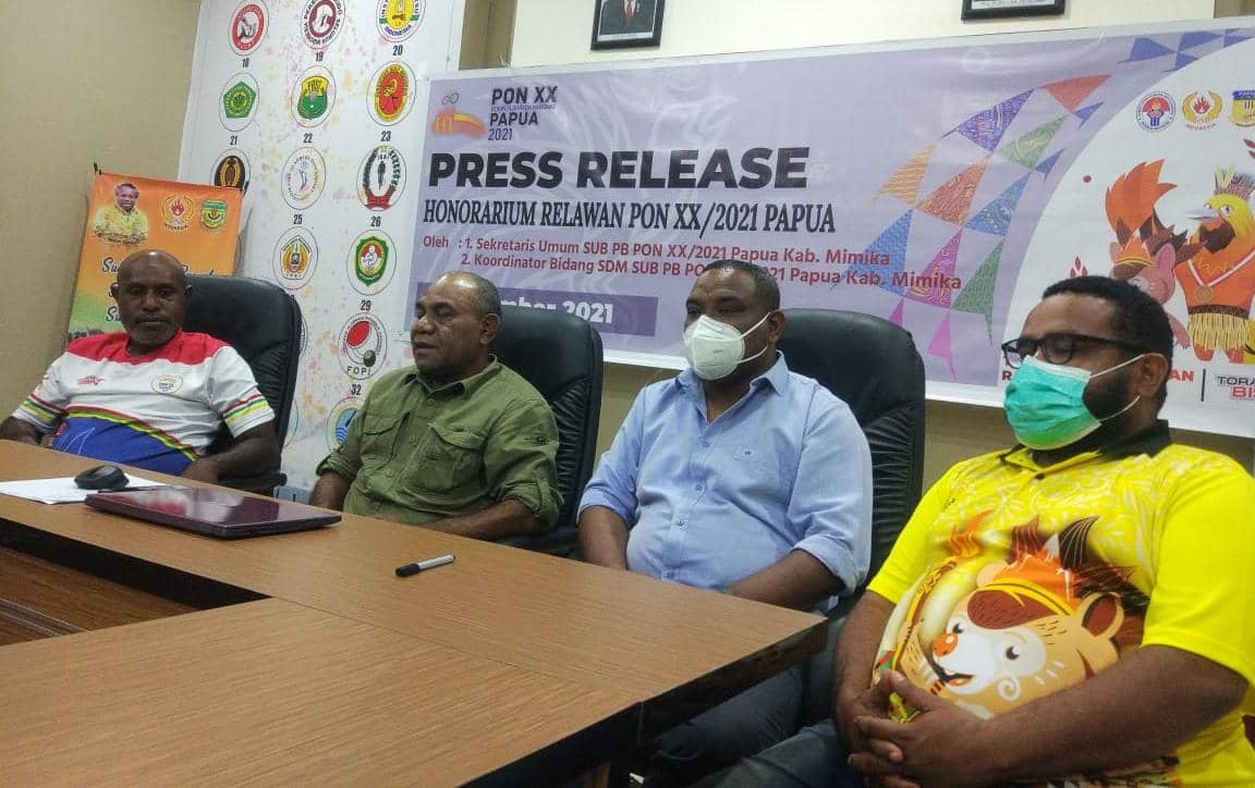 Sekretaris Umum (Sekum) Sub PB PON Klaster Mimika, Cesar Avianto Tunya SH didampingi Koordinator Bidang SDM Agus Hugo Kreey saat menggelar konferensi pers.