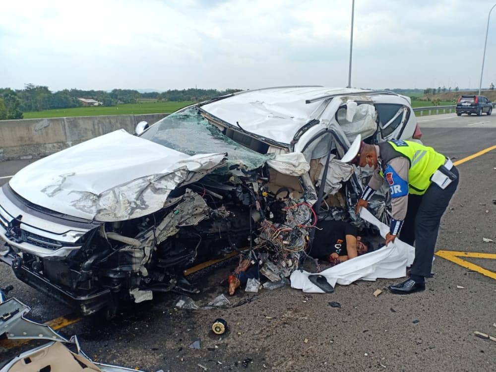 Mobil yang ditumpangi Vanessa Angel hancur.