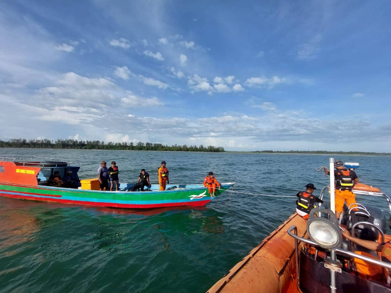 Dua perahu yang ditumpangi kedua korban dievakuasi.