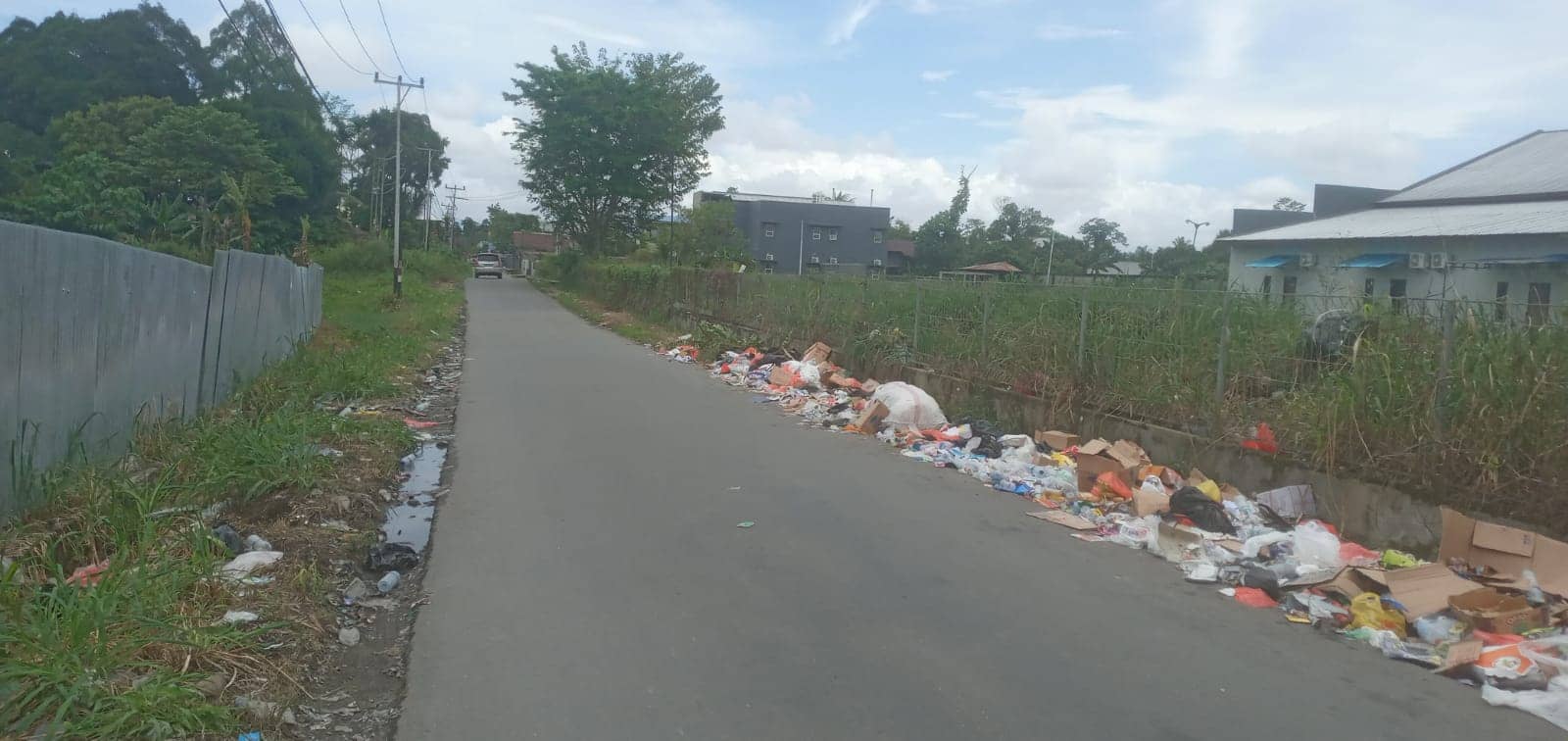 Sampah menumpuk di ruas jalan Timika Indah.