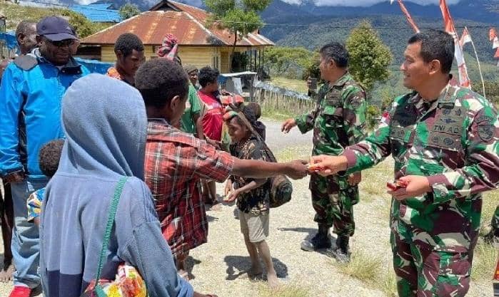 Danrem 173/PVB Brigjen TNI Taufan Gastoro saat memantau pemulangan warga dari pengungsian di Sugapa, Kabupaten Intan Jaya, Papua.