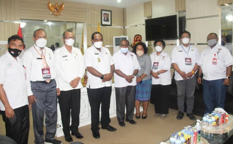 Bupati Keerom Piter Gusbager berfoto Bersama dengan Ketua Komisi Informasi Provinsi Papua Wilhelmus Pigai yang didampingi para komisioner Komisi Informasi Provinsi Papua. (Foto dok KI Papua)