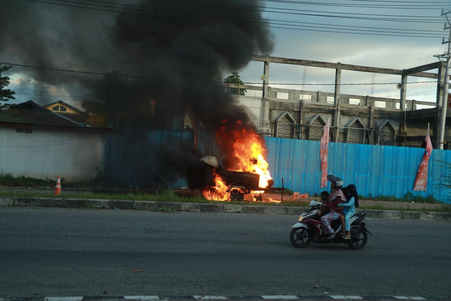 Spayer aspal terbakar di SP 2.